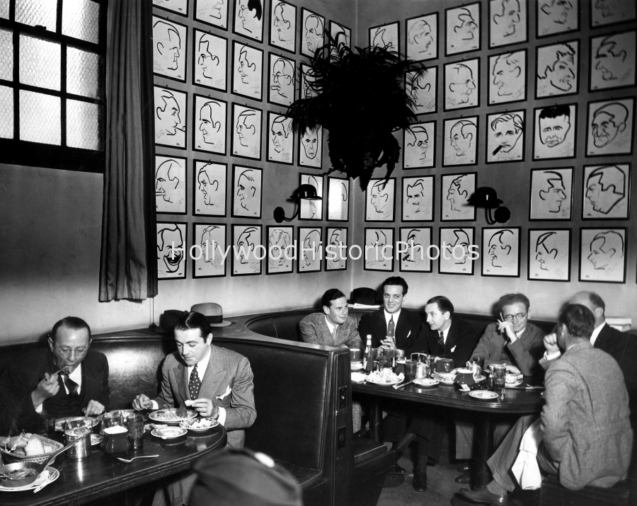 Brown Derby Hollywood 1939 Interior Vine St 2nd Brown Derby.jpg